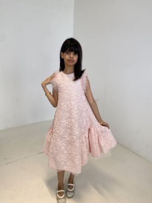 صورة فستان وردي مع النقش على القماش والريش على الاكتاف